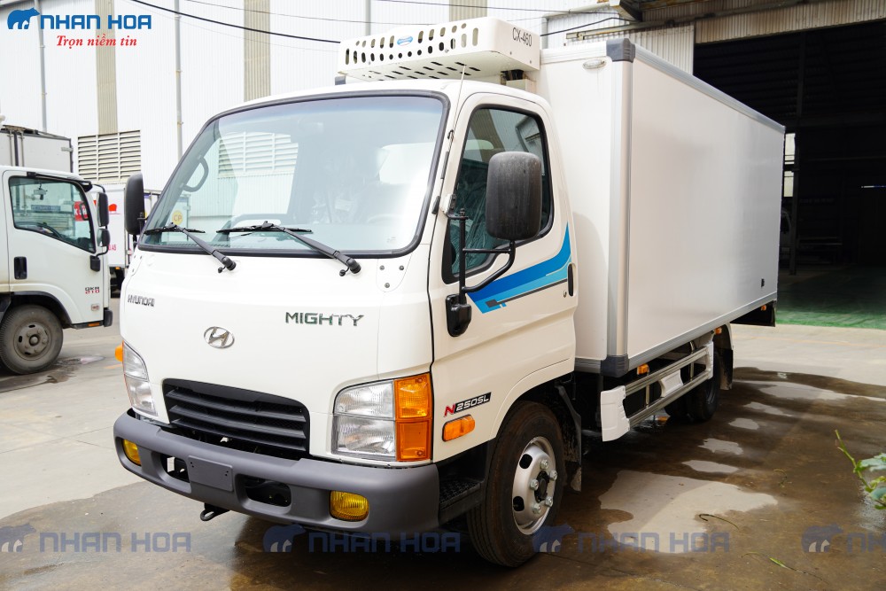 Xe tải Hyundai Mighty N250SL 1.9 tấn thùng đông lạnh