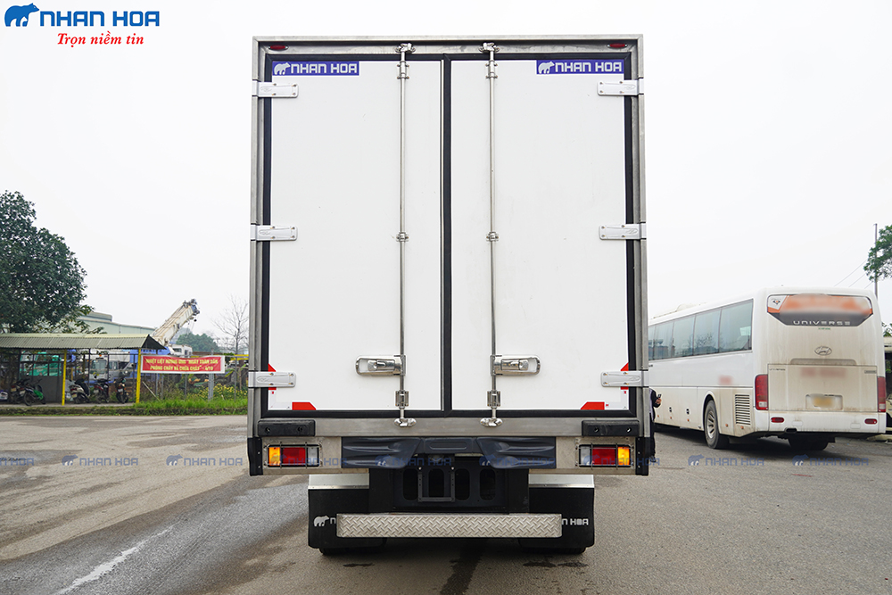 Xe tải thùng đông lạnh isuzu fvm1500 tải trọng 14 tấn