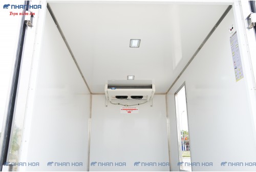 Xe tải thùng đông lạnh isuzu qkr230 tải trọng 1.9 tấn