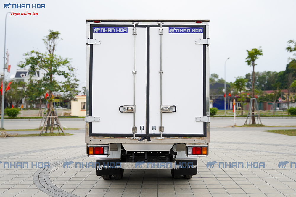 Xe tải thùng đông lạnh isuzu qkr230 tải trọng 1.9 tấn
