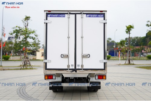 Xe tải thùng đông lạnh isuzu qkr230 tải trọng 1.9 tấn