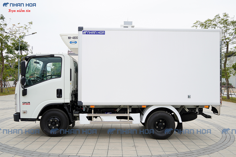 Xe tải thùng đông lạnh isuzu qkr230 tải trọng 1.9 tấn