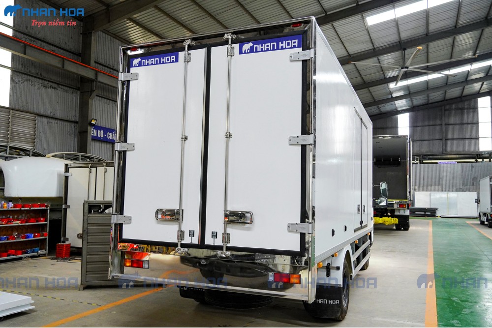 Xe tải MITSUBISHI FUSO CANTER TF7.5 thùng đông lạnh tải trọng 3 tấn 5
