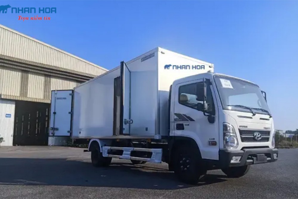 Xe tải Hyundai Mighty EX8L E160 7 tấn thùng bảo ôn