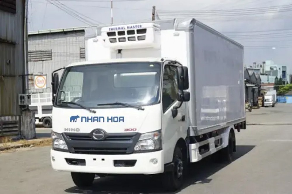 Xe tải HINO 300 XZU730L 5 tấn thùng đông lạnh