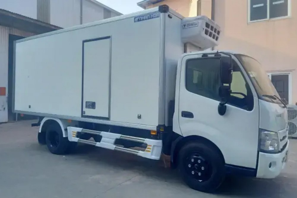 Xe tải HINO 300 XZU730L 5 tấn thùng đông lạnh