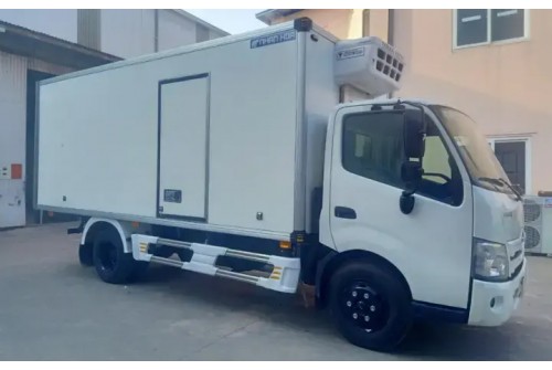 Xe tải HINO 300 XZU730L 5 tấn thùng đông lạnh