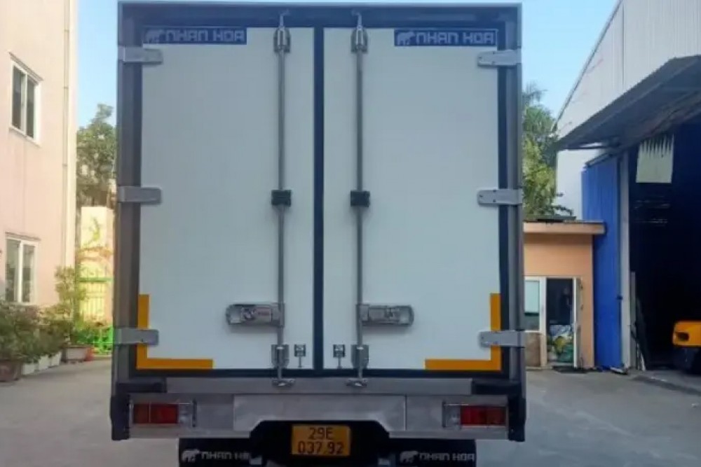 Xe tải HINO 300 XZU730L 5 tấn thùng đông lạnh